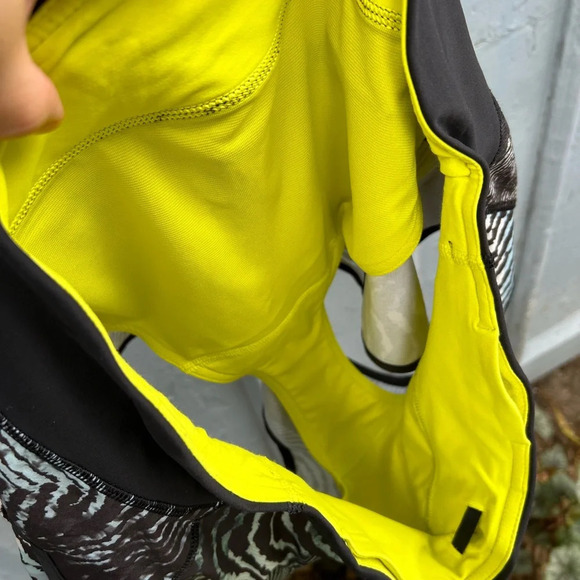 Lululemon 2016 Seawheeze Tracker Short, size 6
Secret Society  Tofino Teal - Picture 11 of 15